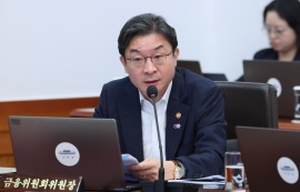 회장 3연임 제한·출연금 확대, 관치금융 논란