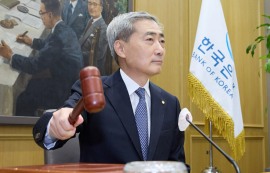 한은 총재 “금리인상 물가 우려 ‘호미’로 막은 것”
