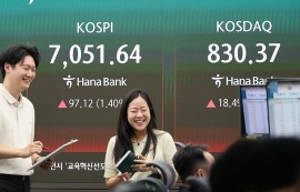 코스피, 개인·외인 매도세에도 7000선 안착