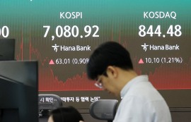코스피, 연휴 앞두고 '7000피' 수성…삼전·닉스도 강세 마감