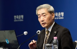 신현송 "금리 동결은 '호미질'의 결실...원화 가치는 여전히 약세"
