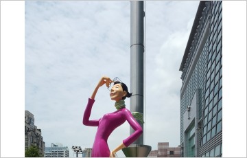 [예비한류스타(12)] 꽃바람 탄 의지의 조각가 김경민…권위 벗고 평범한 삶 작품에 담아 사람들과 교감