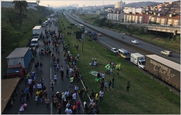 [글로벌-Biz 브리핑] 브라질 트럭 파업 진정 기미...테메르 연방 정부, 운전자에게 크게 양보