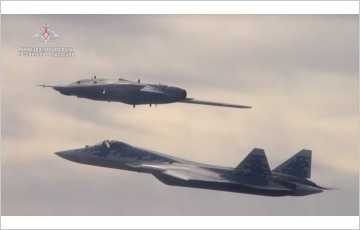 [G-Military]S- 57 스텔스 전투기와 S-70 헌터 스텔스 드론 동시 비행의 의미