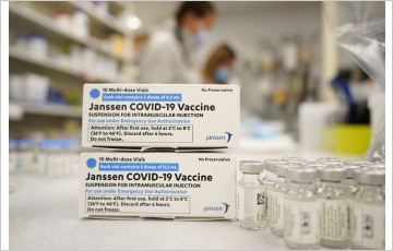 미 FDA, 혈전증 우려로 얀센 코로나19 백신에 엄격한 제한 적용