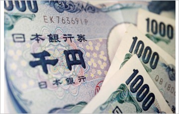 일본 은행협회장 “일본 경제, 미국과 중국 협공으로 다시 위기에 빠질 수도” 경고
