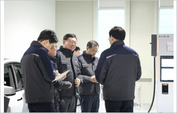 신동빈 롯데 회장, 전기차 충전 사업∙공장 현황 점검