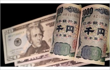 엔화, 일본은행 기준금리 동결에 달러당 157.79엔까지 급락
