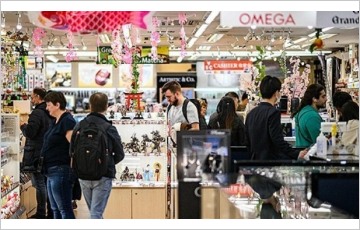 명품 쇼핑객, 엔화 약세에 일본으로 몰려간다