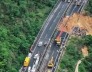 중국서 고속도로 침하로 차량 18대 추락…19명 사망·30명 부상